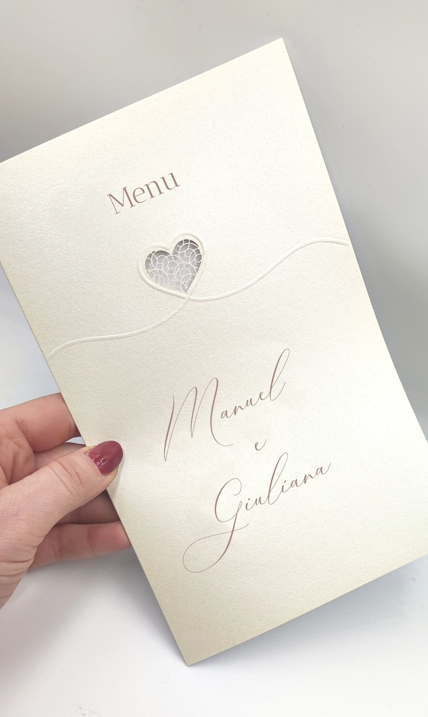 Menu con cuore intagliato